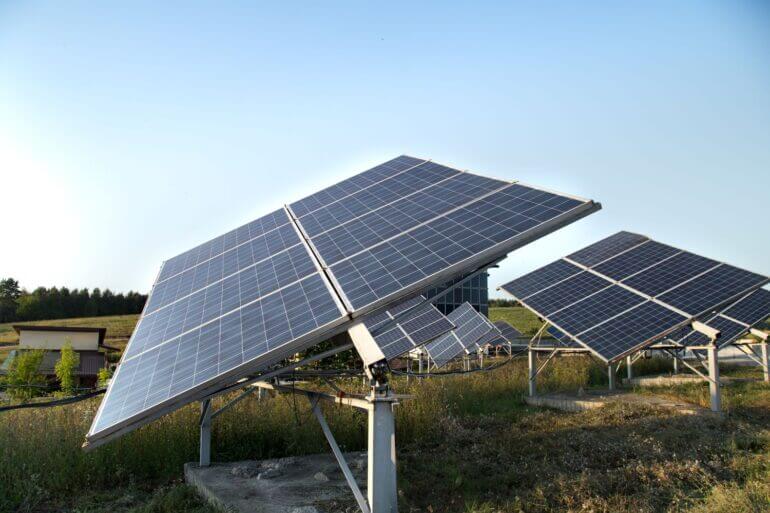 Placas geradoras de energia solar um campo verde.