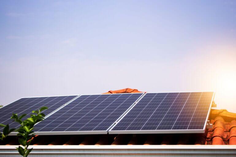 Placas de energia solar sobre um telhado.