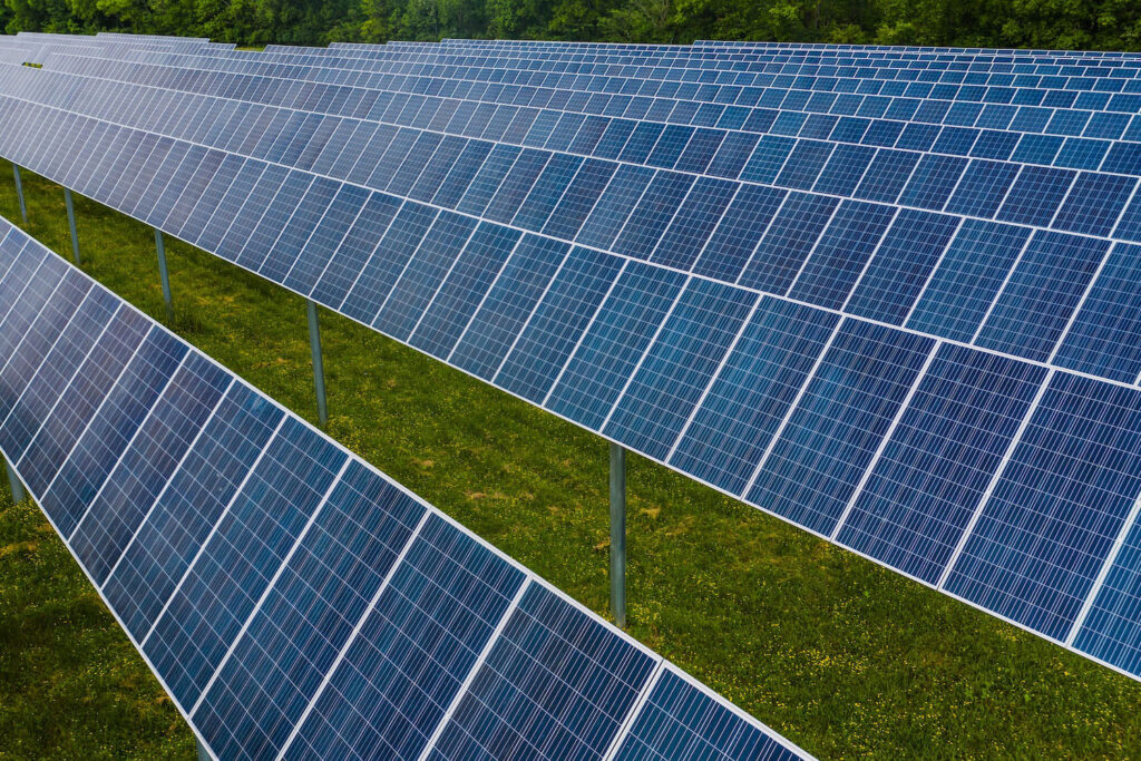 painéis solares em campo verde um tipo de energia renovável