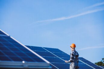 pessoa realizando instalação de energia solar em 2023 após a lei de 14.300 ter entrada em vigor