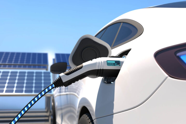 carro elétrico sendo carregado através da energia solar