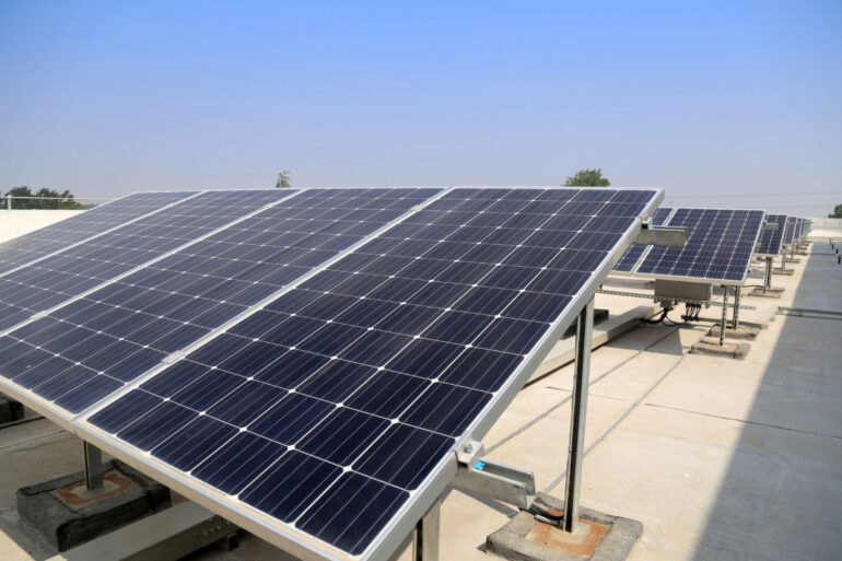 Vários painéis de energia fotovoltaica enfileirados para armazenamento de energia solar