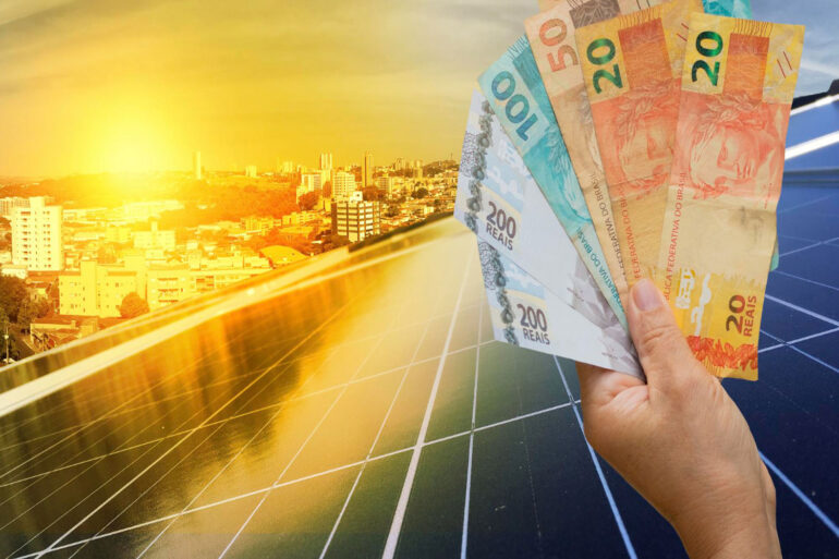 Pessoa segurando cédulas de dinheiro sob painéis de energia solar, representando financiamento.