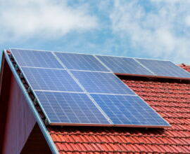 Painéis solares instalados em telhado residencial após o proprietário descobrir como vender energia solar.