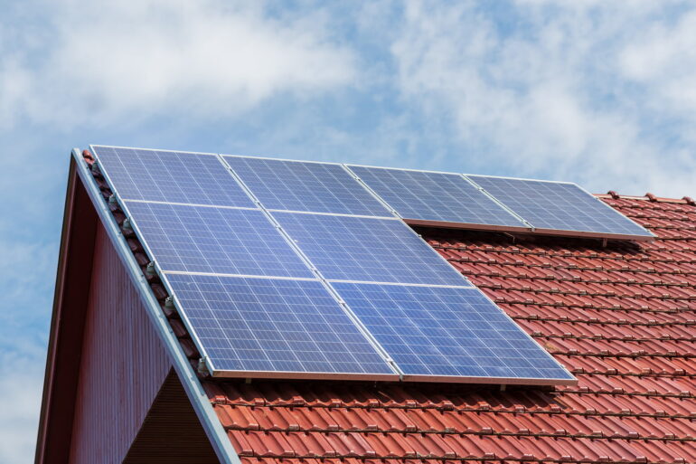 Painéis solares instalados em telhado residencial após o proprietário descobrir como vender energia solar.
