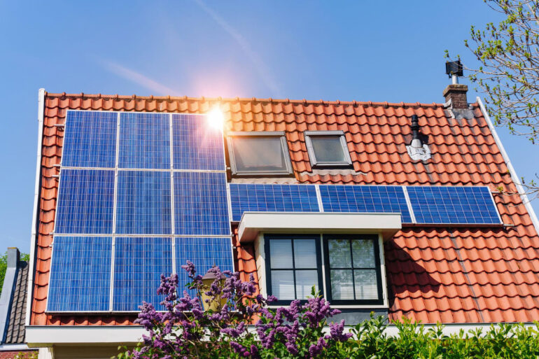 Telhado de casa com painéis solares demonstrando uma das fontes alternativas de energia.