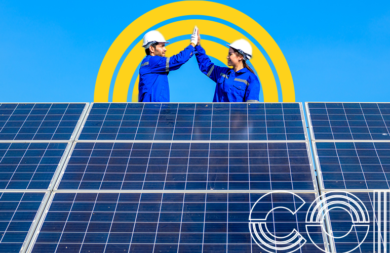 Duas pessoas se cumprimentando acima de uma imagem de painéis fotovoltaicos, mostrando a importância da energia solar.