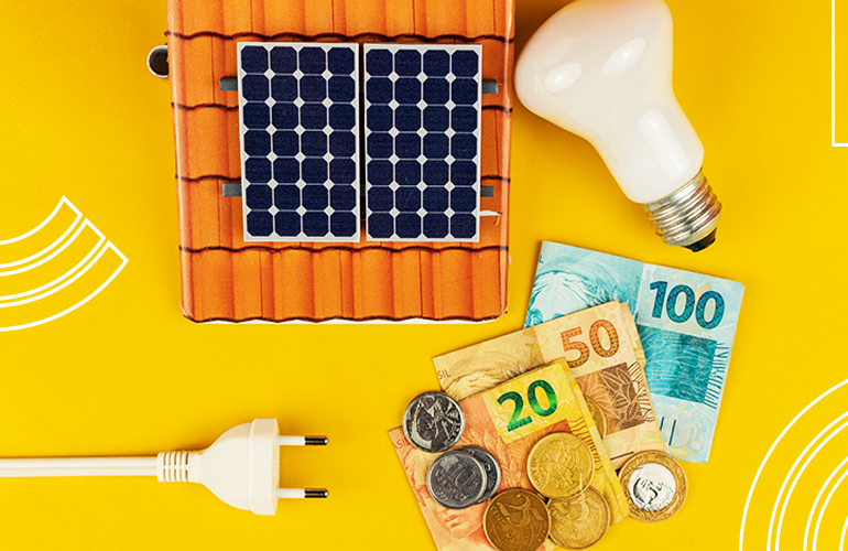 ilustração mostrando um telhado com painel fotovoltaico, uma lâmpada, tomada e dinheiro, mostrando a economia que a energia solar trás.